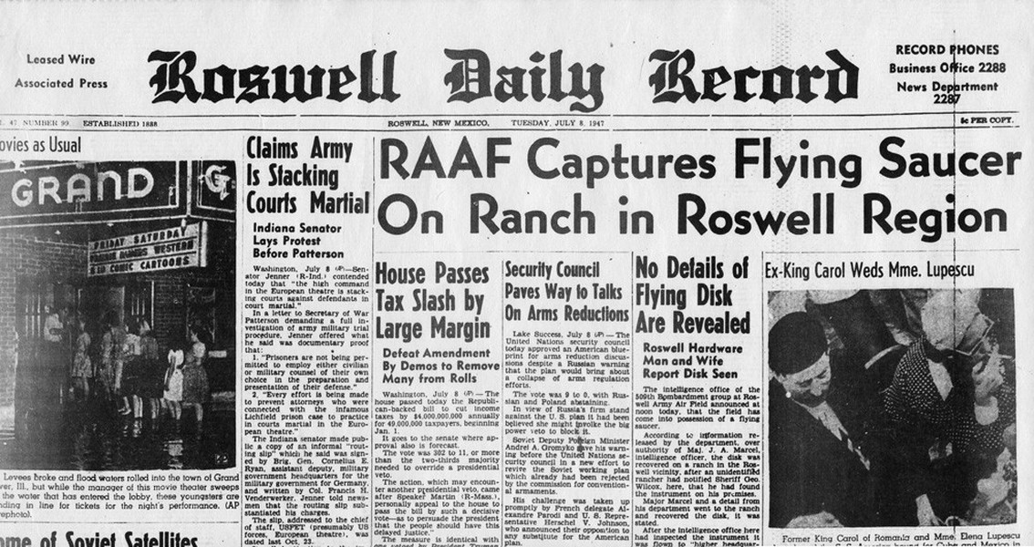 1. UFO rơi ở Roswell. Đây là một  sự kiện bí ẩn chưa thể giải mã, đánh đố nhân loại suốt thời gian qua. Sáng sớm ngày 25/6/1947, phi công Kenneth Arnold báo cáo về căn cứ trung tâm phát hiện một vật thể lạ trên vùng Mt Rainier, Washington. Ngay sau đó, tin tức này bị rò rỉ ra bên ngoài gây chấn động thế giới. Đến đầu tháng 7/1947, ông chủ trang trại Mac Brazel phát hiện một số mảnh kim loại kỳ lạ và cho rằng chúng văng ra từ UFO.